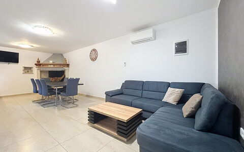 Martina: Mueble, Piso, Diseño De Interiores, Sofá, Suelo, Madera, Techo, Sala, Habitación, Departamento