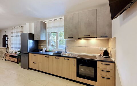 Martina: Cocina, Aparato De Cocina, Mostrador, Mueble, Electrodoméstico, Diseño De Interiores, Gabinetes, Piso, Madera, Suelo