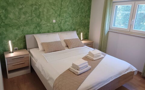 Martina: Mueble, Cama, Diseño De Interiores, Pared, Habitación, Suelo, Piso, Madera, Habitación, Sábana