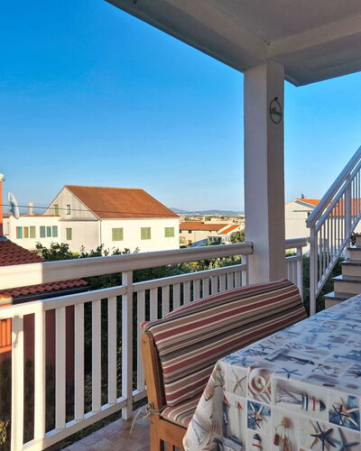 Vodice 603: Barrio Residencial, Casa, Casa, Techo, Departamento, Balcón, Inmuebles, Suburbio, Porche, Villa