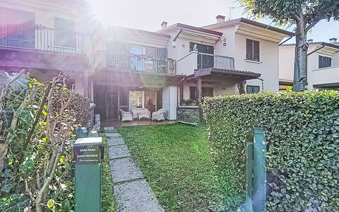 Casa Prais: Barrio Residencial, Arbusto, Casa, Casa, Jardín, Césped, Inmuebles, Cobertura, Paisajismo, Suburbio