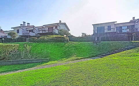 Casa Prais: Hierba, Paisaje, Barrio Residencial, El Terreno Del Lote, Césped, Jardín, Inmuebles, Yarda, Paisajismo