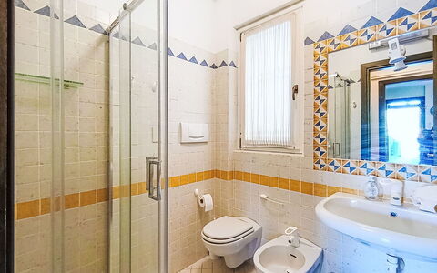 Casa Prais: Piso, Diseño De Interiores, Suelo, Techo, Arreglo De Tubería, Habitación, Baño, Loseta, Plomería