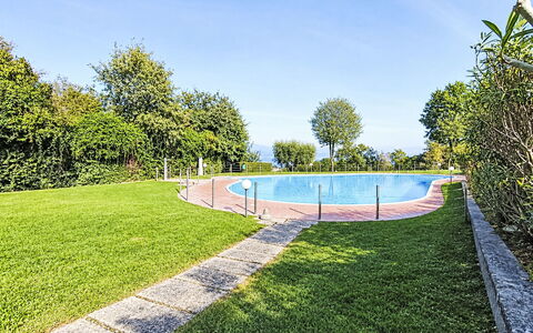 Casa Prais: Azul, Piscina, Jardín, Césped, Paisajismo, Parque