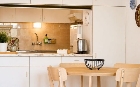 Paloma: Mueble, Cocina, Diseño De Interiores, Mostrador, Piso, Aparato De Cocina, Madera, Gabinetes, Lámpara, Suelo