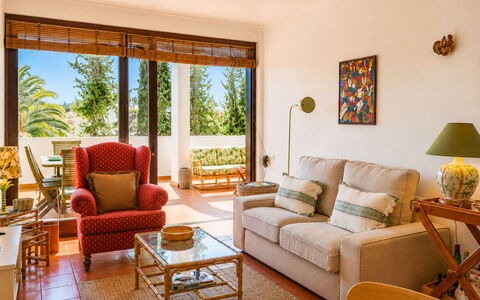 Paloma: Mueble, Diseño De Interiores, Piso, Pared, Sofá, Suelo, Madera, Sala, Techo, Habitación