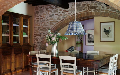 Tuscan Hamlet Relais Piettorri: Mueble, Diseño De Interiores, Silla, Mesa, Piso, Comedor, Madera, Cocina Y Comedor Mesa, Techo, Suelo
