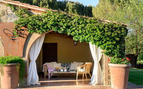 Tuscan Hamlet Relais Piettorri: Jardín, Sombra, Maceta, Estructura Al Aire Libre, Hacienda, Patio, Mueble Para Exteriores, Planta De Casa, Pérgola, Patio Interior