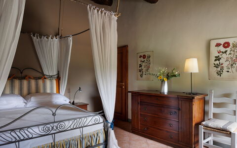 Tuscan Hamlet Relais Piettorri: Mueble, Diseño De Interiores, Habitación, Cama, Madera, Piso, Linos, Suelo, Habitación, Mesa