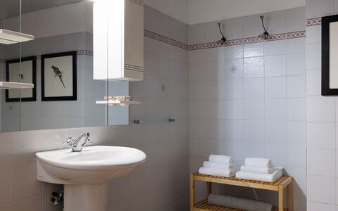 Tuscan Hamlet Relais Piettorri: Baño, Arreglo De Tubería, Lavabo Del Baño, Pared, Diseño De Interiores, Lavabo, Piso, Grifo, Suelo, Plomería