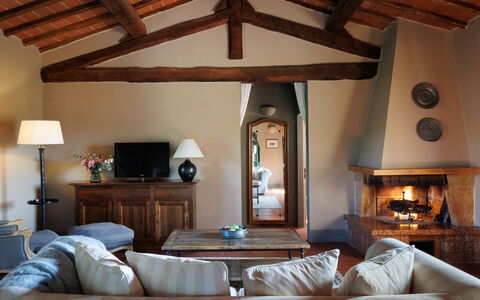 Tuscan Hamlet Relais Piettorri: Mueble, Diseño De Interiores, Piso, Madera, Casa, Habitación, Suelo, Techo, Sala, Encendiendo