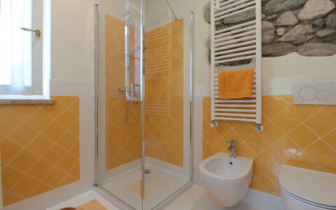 Casa Mis: Piso, Suelo, Diseño De Interiores, Arreglo De Tubería, Pared, Baño, Loseta, Plomería, Grifo, Techo