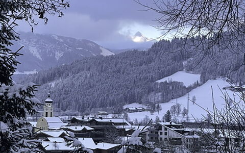 Oberndorf in Tirol 1: Azul, Madera, Mueble, Casa, Mueble Para Exteriores, Silla, Sombra, Balcón, Manchas De Madera, Eco Hotel