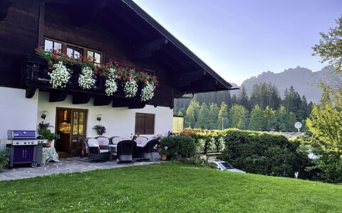 Oberndorf in Tirol 1: Azul, Madera, Mueble, Casa, Mueble Para Exteriores, Silla, Sombra, Balcón, Manchas De Madera, Eco Hotel