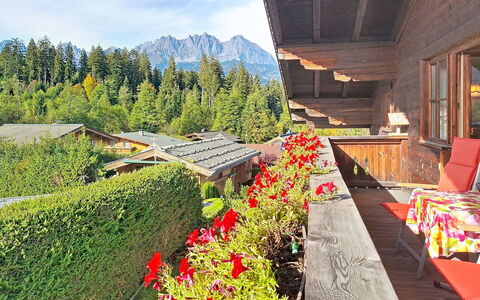 Oberndorf in Tirol 1: Azul, Madera, Mueble, Casa, Mueble Para Exteriores, Silla, Sombra, Balcón, Manchas De Madera, Eco Hotel