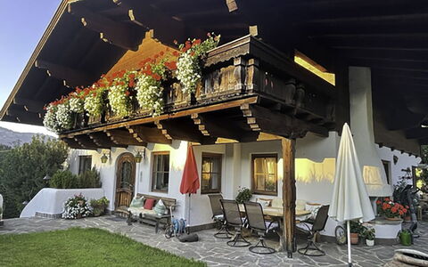 Oberndorf in Tirol 1: Azul, Madera, Mueble, Casa, Mueble Para Exteriores, Silla, Sombra, Balcón, Manchas De Madera, Eco Hotel