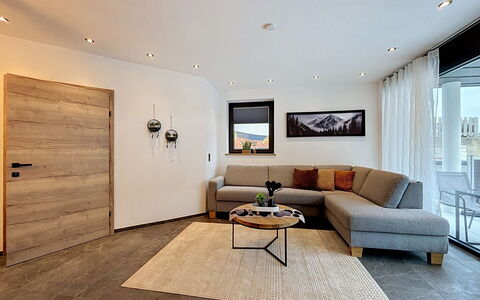 Apart Hofmann: Azul, Madera, Mueble, Casa, Mueble Para Exteriores, Silla, Sombra, Balcón, Manchas De Madera, Eco Hotel