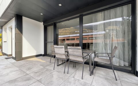 Apart Hofmann: Azul, Madera, Mueble, Casa, Mueble Para Exteriores, Silla, Sombra, Balcón, Manchas De Madera, Eco Hotel