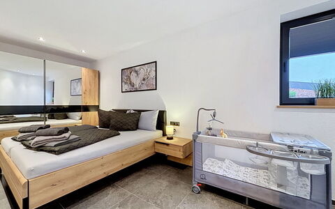 Apart Hofmann: Azul, Madera, Mueble, Casa, Mueble Para Exteriores, Silla, Sombra, Balcón, Manchas De Madera, Eco Hotel