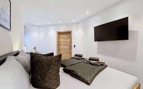 Apart Hofmann: Azul, Madera, Mueble, Casa, Mueble Para Exteriores, Silla, Sombra, Balcón, Manchas De Madera, Eco Hotel