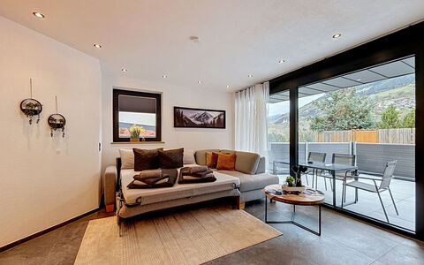 Apart Hofmann: Azul, Madera, Mueble, Casa, Mueble Para Exteriores, Silla, Sombra, Balcón, Manchas De Madera, Eco Hotel