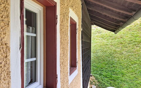 Villa Maria: Azul, Madera, Mueble, Casa, Mueble Para Exteriores, Silla, Sombra, Balcón, Manchas De Madera, Eco Hotel