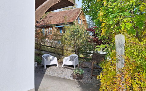 Chalet Schwizerhüsli: Azul, Madera, Mueble, Casa, Mueble Para Exteriores, Silla, Sombra, Balcón, Manchas De Madera, Eco Hotel