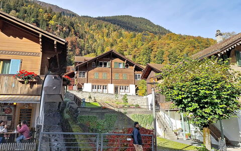 Chalet Schwizerhüsli: Azul, Madera, Mueble, Casa, Mueble Para Exteriores, Silla, Sombra, Balcón, Manchas De Madera, Eco Hotel
