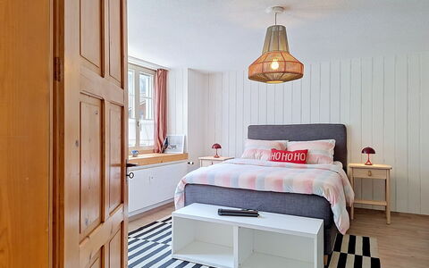Chalet Schwizerhüsli: Azul, Madera, Mueble, Casa, Mueble Para Exteriores, Silla, Sombra, Balcón, Manchas De Madera, Eco Hotel