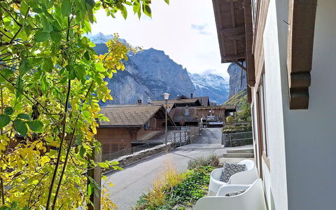 Chalet Schwizerhüsli: Azul, Madera, Mueble, Casa, Mueble Para Exteriores, Silla, Sombra, Balcón, Manchas De Madera, Eco Hotel