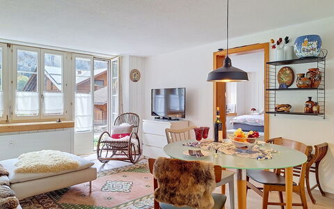 Chalet Schwizerhüsli: Azul, Madera, Mueble, Casa, Mueble Para Exteriores, Silla, Sombra, Balcón, Manchas De Madera, Eco Hotel