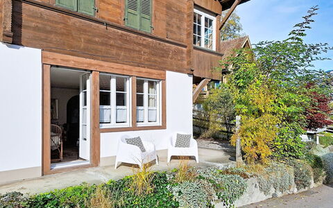 Chalet Schwizerhüsli: Azul, Madera, Mueble, Casa, Mueble Para Exteriores, Silla, Sombra, Balcón, Manchas De Madera, Eco Hotel