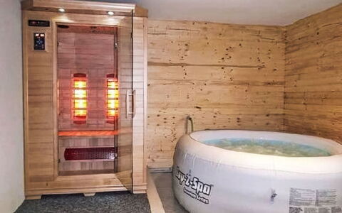 Svahová 2: Azul, Madera, Mueble, Casa, Mueble Para Exteriores, Silla, Sombra, Balcón, Manchas De Madera, Eco Hotel