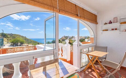 Pueblo de la Paz: Azul, Madera, Mueble, Casa, Mueble Para Exteriores, Silla, Sombra, Balcón, Manchas De Madera, Eco Hotel