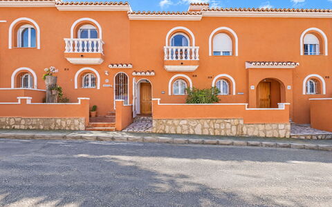 Pueblo de la Paz: Azul, Madera, Mueble, Casa, Mueble Para Exteriores, Silla, Sombra, Balcón, Manchas De Madera, Eco Hotel