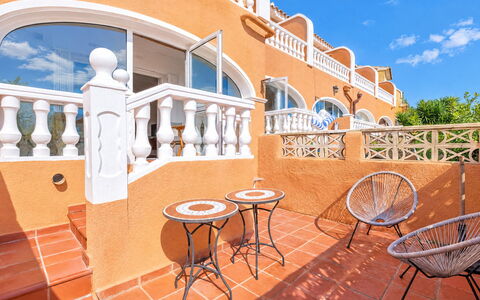 Pueblo de la Paz: Azul, Madera, Mueble, Casa, Mueble Para Exteriores, Silla, Sombra, Balcón, Manchas De Madera, Eco Hotel