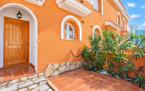 Pueblo de la Paz: Azul, Madera, Mueble, Casa, Mueble Para Exteriores, Silla, Sombra, Balcón, Manchas De Madera, Eco Hotel