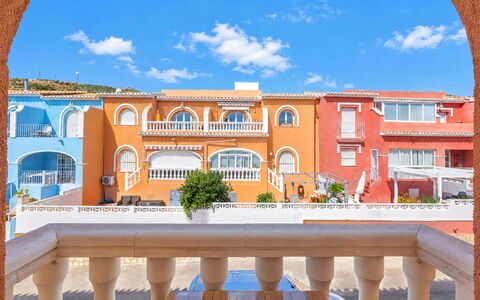 Pueblo de la Paz: Azul, Madera, Mueble, Casa, Mueble Para Exteriores, Silla, Sombra, Balcón, Manchas De Madera, Eco Hotel
