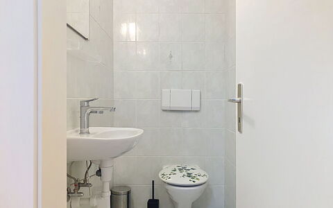 Résidence la Vigne: Baño, Arreglo De Tubería, Pared, Lavabo Del Baño, Piso, Suelo, Diseño De Interiores, Lavabo, Baño, Grifo