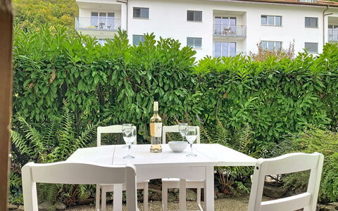 Résidence la Vigne: Mueble, Mesa, Silla, Mueble Para Exteriores, Mesa Al Aire Libre, Cocina Y Comedor Mesa, Sombra, Restaurante, Eco Hotel, Yarda