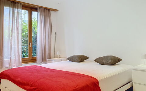 Résidence la Vigne: Cama, Mueble, Lecho, Habitación, Diseño De Interiores, Suelo, Sábana, Pared, Piso, Madera