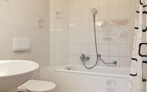 Résidence la Vigne: Baño, Arreglo De Tubería, Pared, Piso, Bañera, Diseño De Interiores, Suelo, Grifo, Lavabo Del Baño, Plomería
