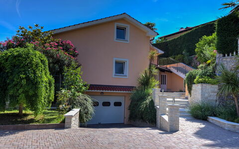 Lovran 135: Casa, Barrio Residencial, Casa, Arbusto, Techo, Entrada De Coches, Jardín, Cabaña, Inmuebles