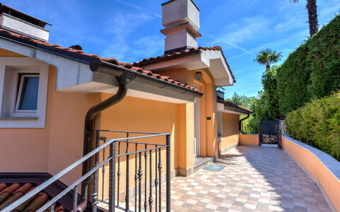 Lovran 135: Barrio Residencial, Casa, Techo, Arquitectura, Casa, Balcón, Inmuebles, Sombra, Suburbio, Escalera