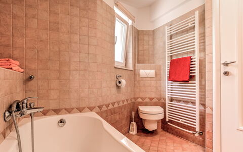 Lovran 135: Baño, Arreglo De Tubería, Bañera, Piso, Diseño De Interiores, Suelo, Lavabo Del Baño, Lavabo, Grifo, Baño