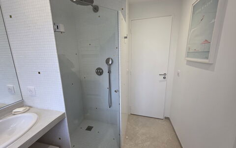 Le San Francisco: Pared, Piso, Suelo, Arreglo De Tubería, Baño, Diseño De Interiores, Plomería, Habitación, Loseta, Techo