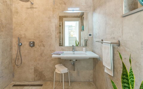 Dimora Montefalcone 8, Emma Villas: Piso, Pared, Suelo, Arreglo De Tubería, Diseño De Interiores, Baño, Lavabo, Plomería, Grifo, Encendiendo