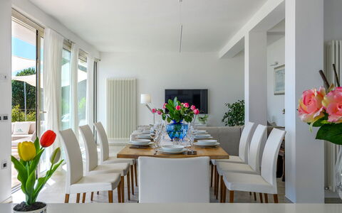 Dimora Montefalcone 8, Emma Villas: Mueble, Diseño De Interiores, Comedor, Mesa, Silla, Madera, Piso, Cocina Y Comedor Mesa, Habitación, Suelo