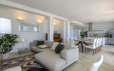 Dimora Montefalcone 8, Emma Villas: Mueble, Diseño De Interiores, Piso, Sofá, Suelo, Sala, Mesa, Techo, Madera, Habitación