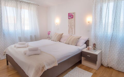 Ivana: Cama, Mueble, Habitación, Diseño De Interiores, Sábana, Lecho, Suelo, Linos, Piso, Habitación